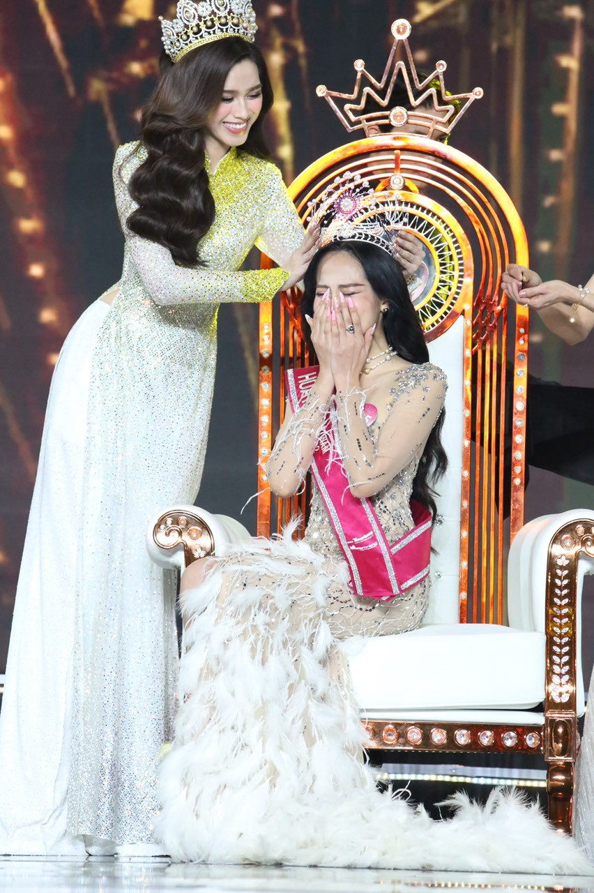 Huỳnh Thị Thanh Thủy ôm mặt che đi biểu cảm xúc động vì quá hạnh phúc. Trải qua hành trình dài, tân hoa hậu sinh năm 2003 cuối cùng cũng chạm tay đến vị trí mà nhiều cô gái mơ ước.