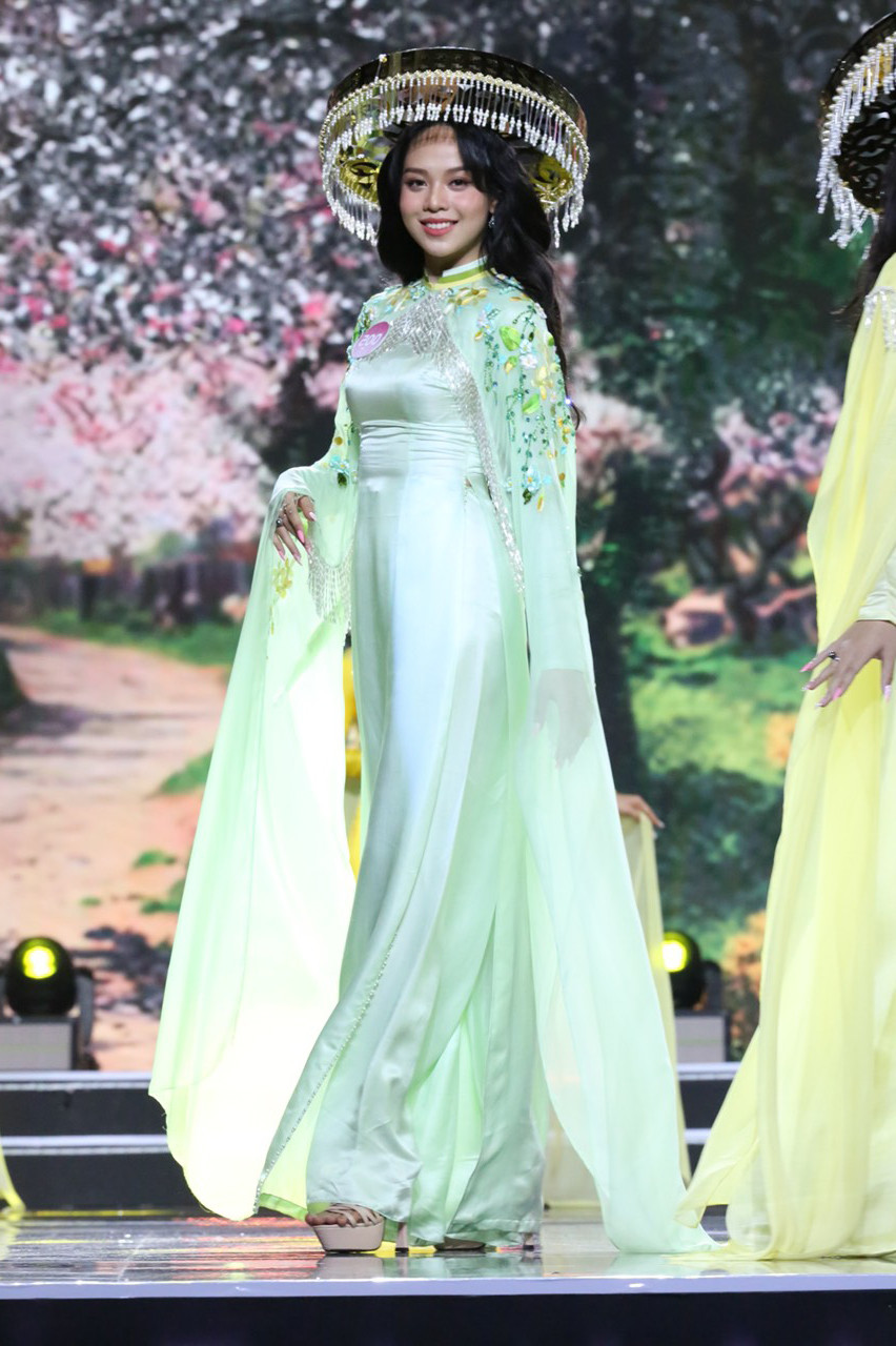 Tối 23/12, trong phần thi đầu tiên - trình diễn trang phục áo dài, Hoa hậu Việt Nam 2022 Huỳnh Thị Thanh Thủy mặc trang phục áo dài đến từ bộ sưu tập Thoáng Tây Bắc của NTK Ngô Nhật Huy.