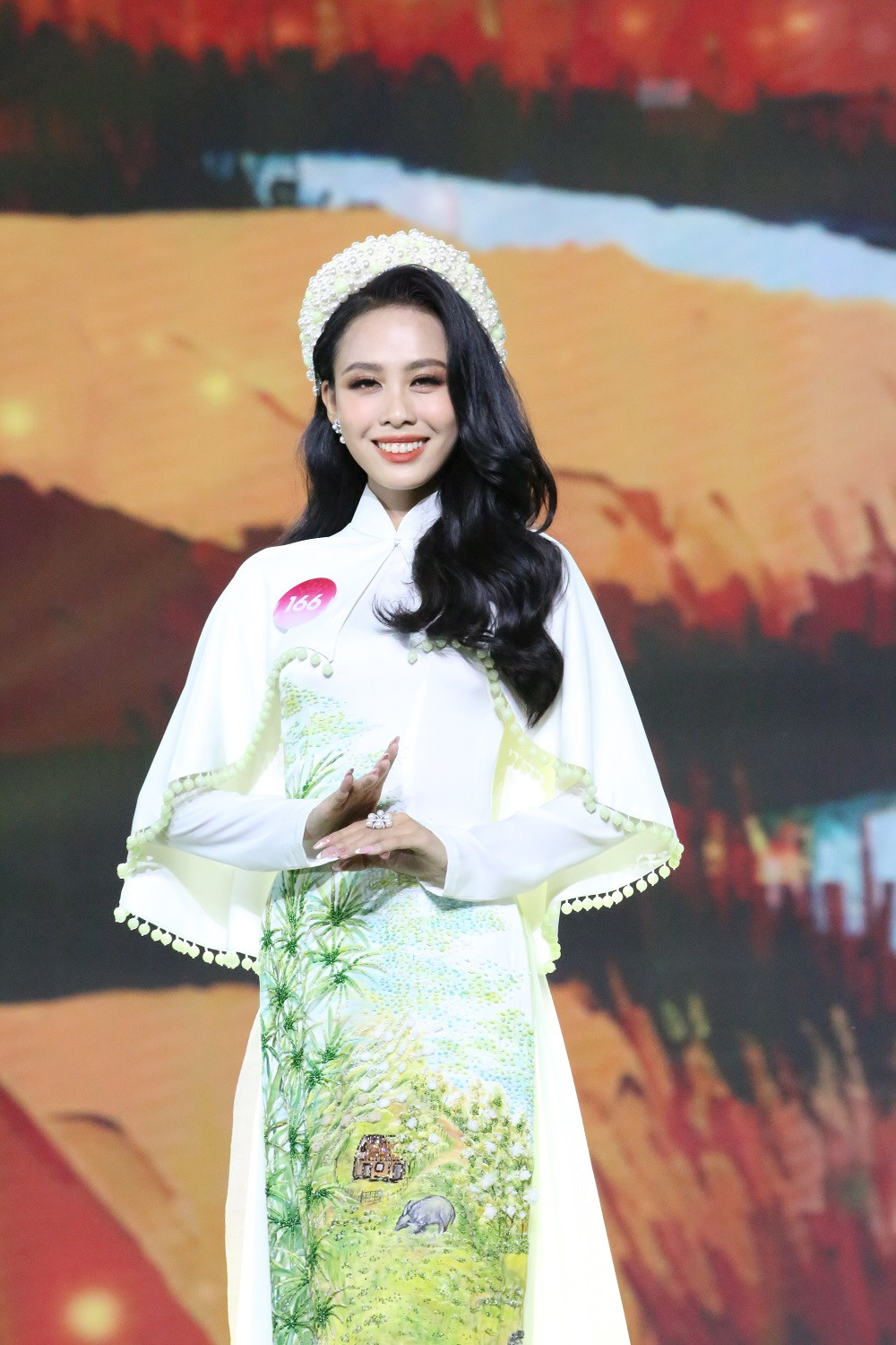 Cô cuốn hút người xem với vẻ đài các, yêu kiều. Từ trước đêm chung kết, Ngọc Hằng đã được dự đoán có mặt trong Top 5.