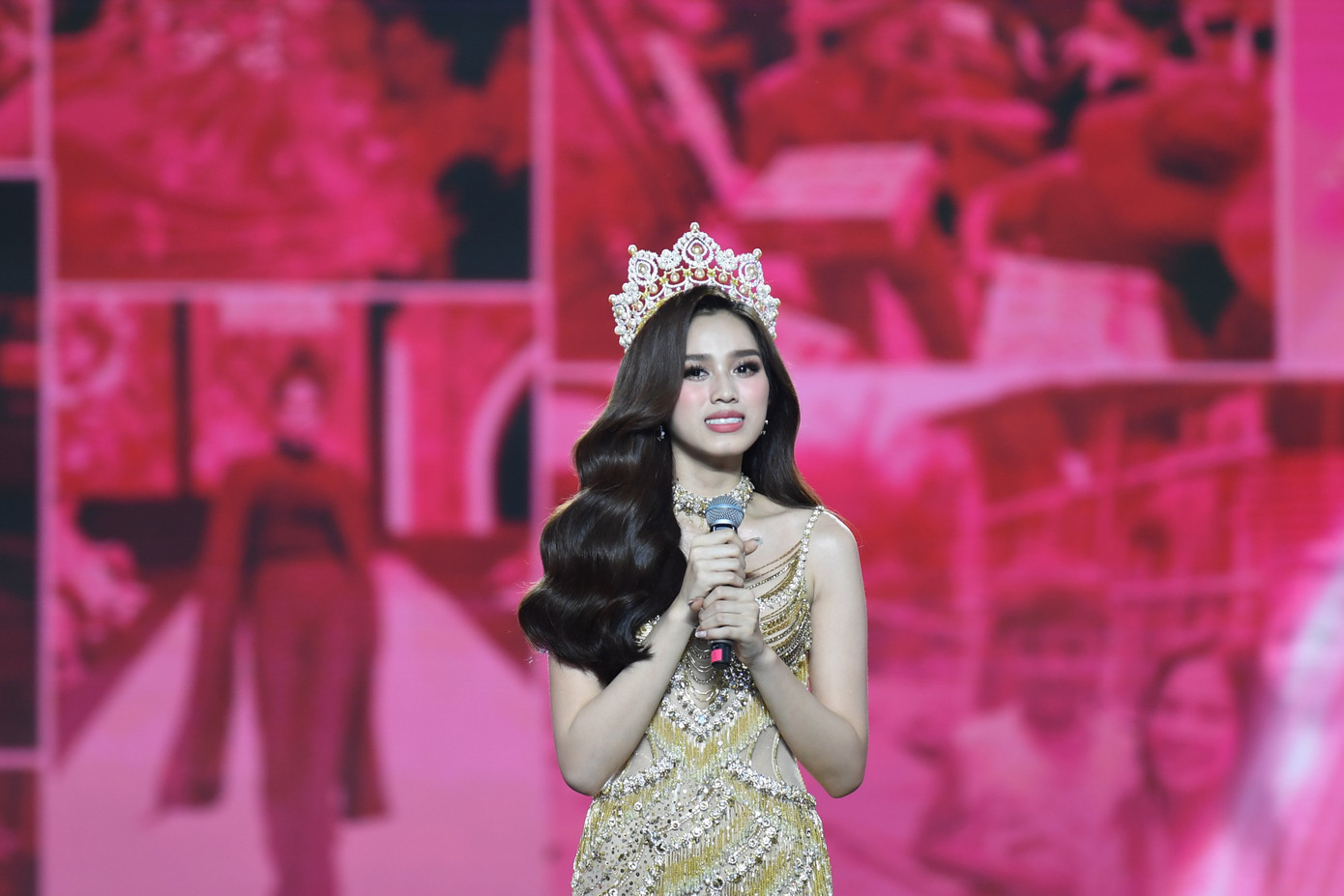 Đỗ Thị Hà yêu kiều, lộng lẫy trước thời khắc chuyển giao vương miện. Đỗ Thị Hà yêu kiều, lộng lẫy trước thời khắc chuyển giao vương miện.