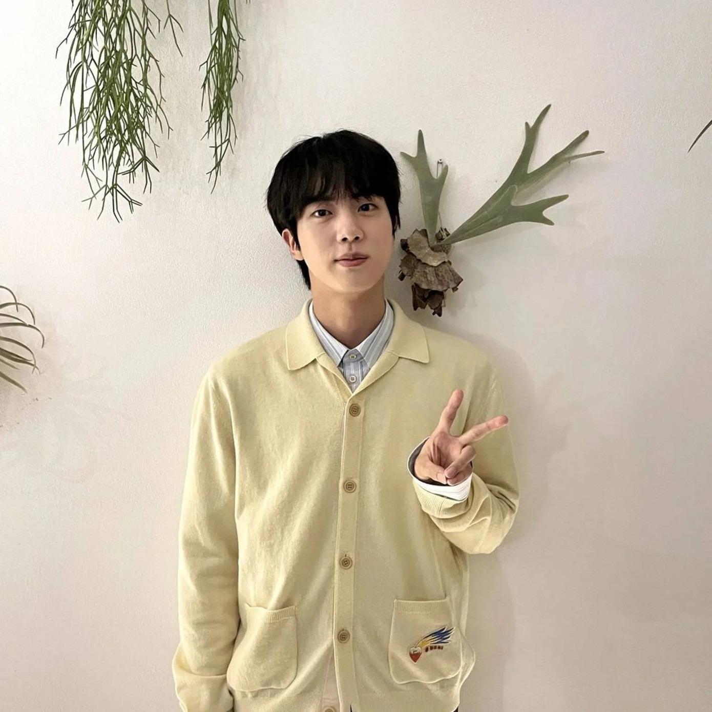 Vấn đề nghĩa vụ quân sự của BTS gây nhiều tranh cãi trong năm 2022. Cuối cùng, họ giống như mọi thanh niên Hàn Quốc khác phải nhập ngũ. Jin là người đầu tiên của nhóm thực hiện nghĩa vụ quân sự bắt buộc kéo dài 18 tháng tại Hàn Quốc. Ngay sau khi có quyết định chính thức vào tháng 11, Jin gửi đơn lên Cục Quản lý Nhân lực Quân đội (MMA) để hủy bỏ yêu cầu hoãn nhập ngũ và chính thức gia nhập quân đội vào cuối năm 2022. Anh nhận được nhiều lời khen cho tinh thần trách nhiệm với quốc gia, đặc biệt khi xét đến mức độ nổi tiếng quốc tế của nhóm. Ảnh: IG. Vấn đề nghĩa vụ quân sự của BTS gây nhiều tranh cãi trong năm 2022. Cuối cùng, họ giống như mọi thanh niên Hàn Quốc khác phải nhập ngũ. Jin là người đầu tiên của nhóm thực hiện nghĩa vụ quân sự bắt buộc kéo dài 18 tháng tại Hàn Quốc. Ngay sau khi có quyết định chính thức vào tháng 11, Jin gửi đơn lên Cục Quản lý Nhân lực Quân đội (MMA) để hủy bỏ yêu cầu hoãn nhập ngũ và chính thức gia nhập quân đội vào cuối năm 2022. Anh nhận được nhiều lời khen cho tinh thần trách nhiệm với quốc gia, đặc biệt khi xét đến mức độ nổi tiếng quốc tế của nhóm. Ảnh: IG.