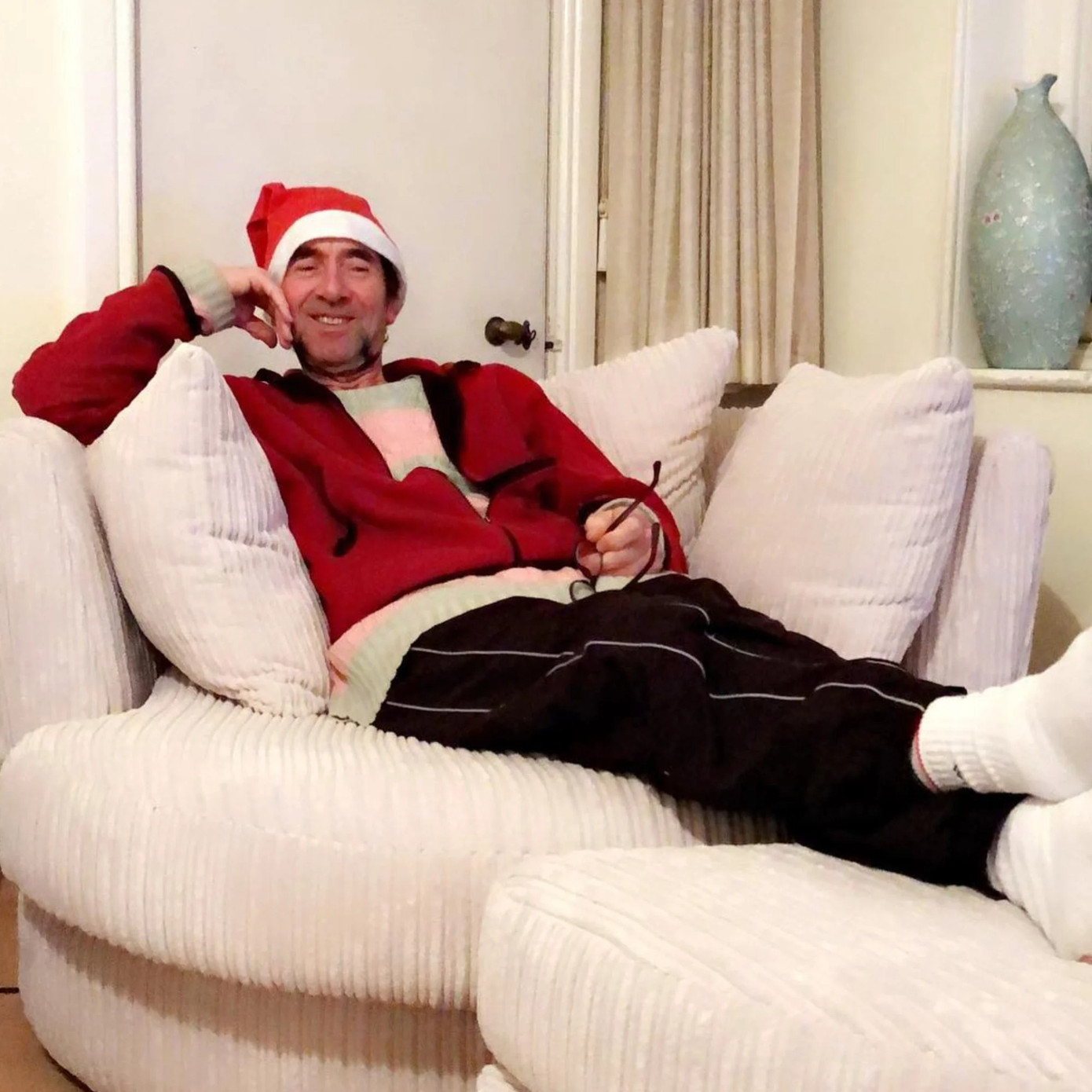 7. Stop The Cavalry (1978): Thường được phát trên đài phát thanh vào cuối năm, Stop the Cavalry của Jona Lewie thực sự không liên quan nhiều đến Giáng sinh. Chủ nhân bản hit giải thích trên Gold Radio UK rằng nó mang chủ đề phản chiến. Lời bài hát có đề cập đến những người lính dũng cảm trong chiến tranh, với điệp khúc mang tính biểu tượng: &quot;Tôi ước mình được ở nhà vào dịp Giáng sinh&quot;. Ca/nhạc sĩ người Anh kiếm được 145.000 USD/năm từ bài hát này. Ảnh: IG.