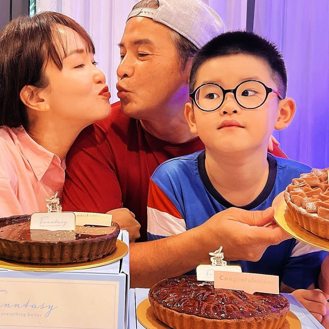 Lý Minh Thuận và Phạm Văn Phương cùng con trai sống hạnh phúc bên nhau. Ảnh: IG.