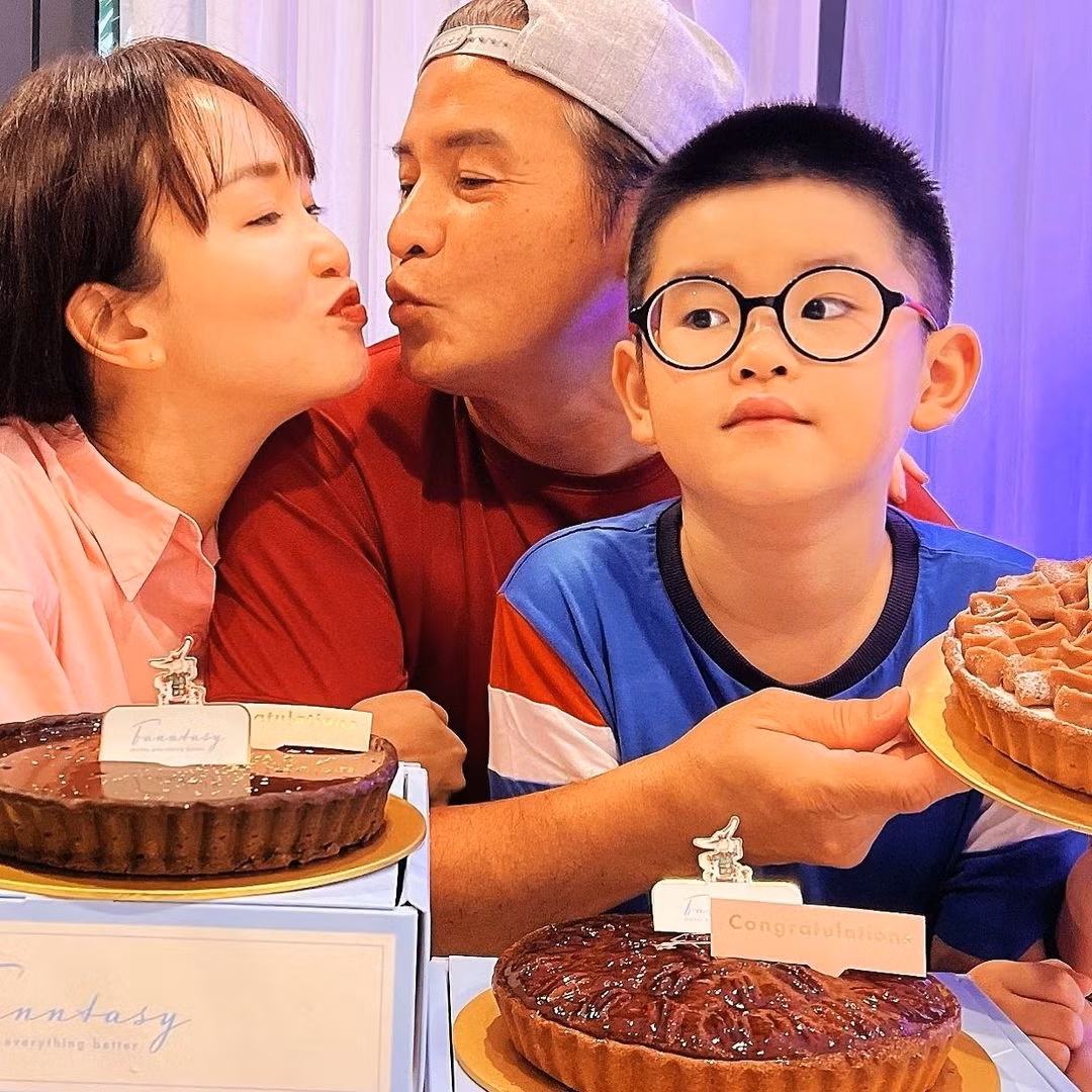 Lý Minh Thuận và Phạm Văn Phương cùng con trai sống hạnh phúc bên nhau. Ảnh: IG.