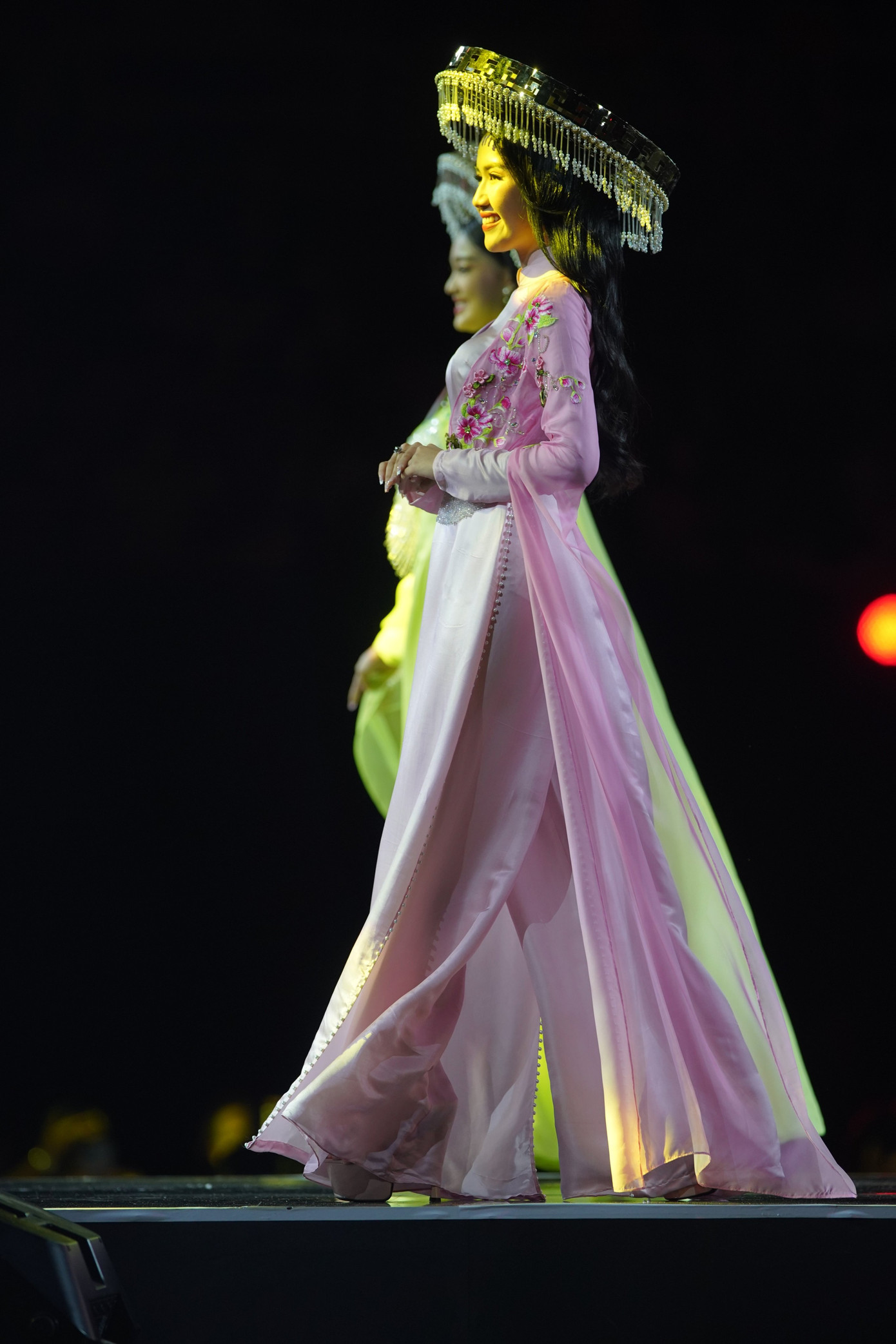 Mỗi khoảnh khắc trên sân khấu đều khiến khán giả "nín thở" trước vẻ đẹp của các thí sinh. Mỗi khoảnh khắc trên sân khấu đều khiến khán giả "nín thở" trước vẻ đẹp của các thí sinh.