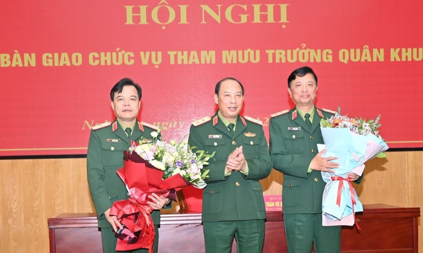 Trung tướng Trần Võ Dũng chúc mừng Trung tướng Hà Thọ Bình và Thiếu tướng Lê Hồng Nhân. Ảnh: Báo Chính phủ. Trung tướng Trần Võ Dũng chúc mừng Trung tướng Hà Thọ Bình và Thiếu tướng Lê Hồng Nhân. Ảnh: Báo Chính phủ.