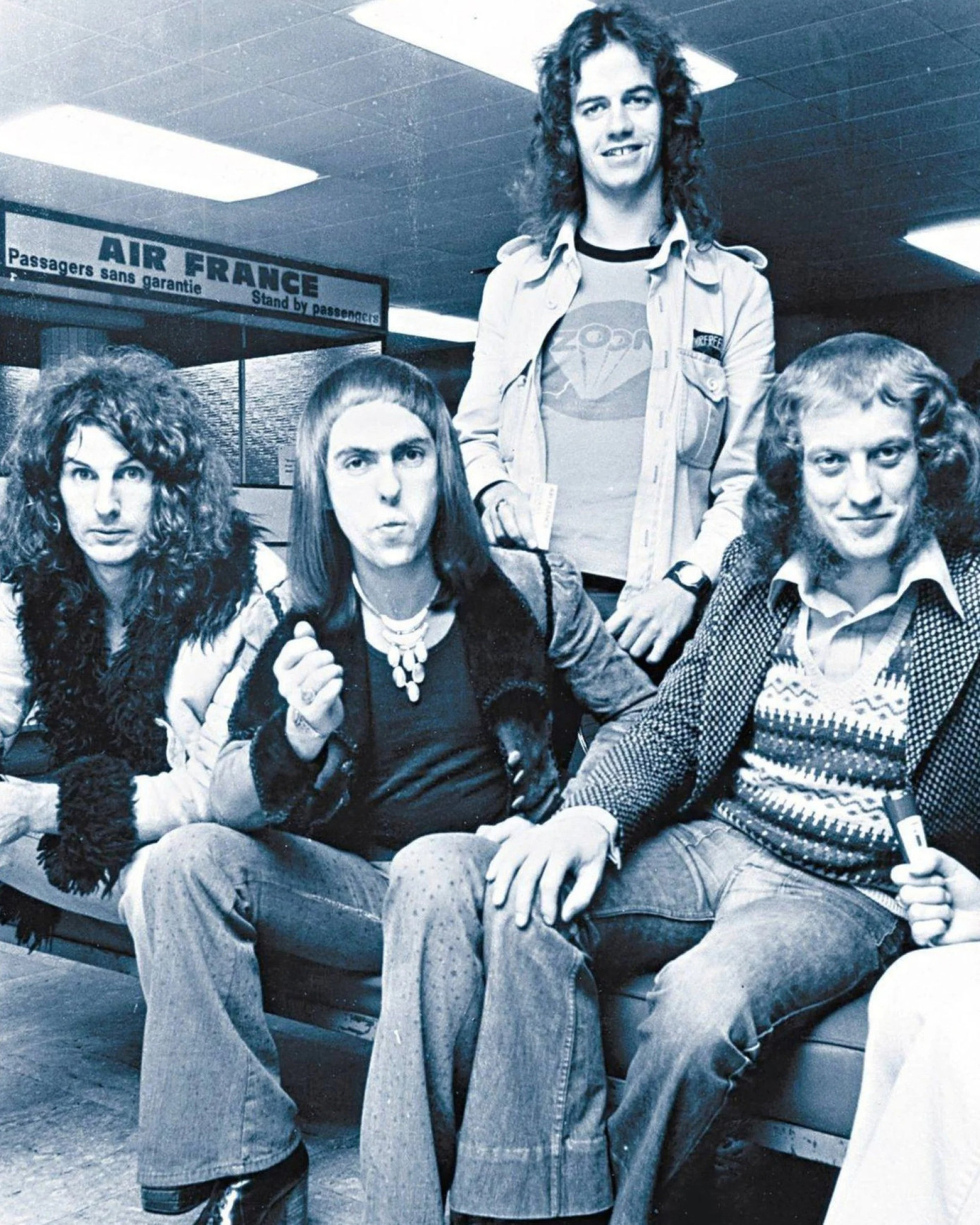 1. Merry Christmas Everybody (1973): Bài hát của ban nhạc rock người Anh Slade dẫn đầu bảng xếp hạng thu về khoảng 1,2 triệu USD/năm. Đồng sáng tác kiêm ca sĩ Noddy Holder (76 tuổi) cho biết giai điệu này được viết để phản ánh lễ Giáng sinh truyền thống của một gia đình người Anh trong bối cảnh khủng hoảng kinh tế đang làm tê liệt thời đại. Ảnh: IG.