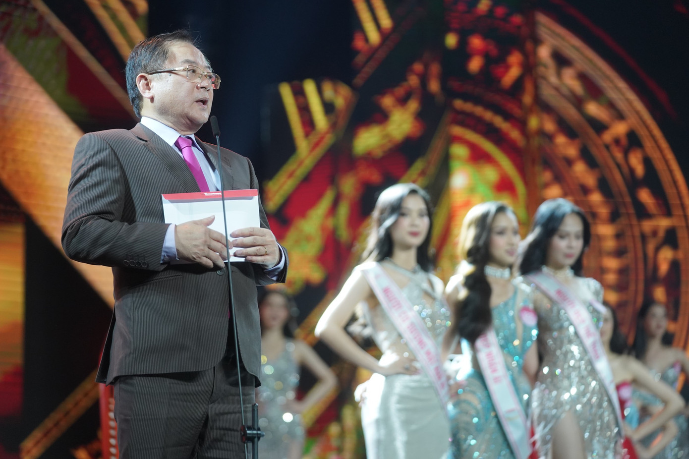 Nhà báo Lê Xuân Sơn xướng tên Huỳnh Thị Thanh Thủy là Hoa hậu Việt Nam 2022. Nhà báo Lê Xuân Sơn xướng tên Huỳnh Thị Thanh Thủy là Hoa hậu Việt Nam 2022.