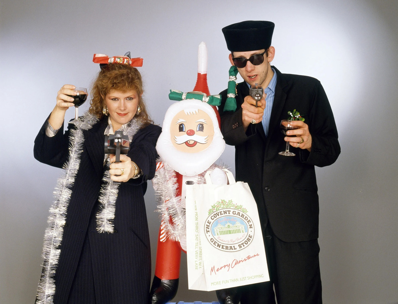 2. Fairytale of New York (1988): Gần 4 thập kỷ trôi qua, bài hát phản Giáng sinh của The Pogues and Kirsty MacColl không ngừng thu về 485.000 USD mỗi năm. Nội dung kể về cuộc cãi vã giữa một cặp đôi. Lời bài hát gốc gây tranh cãi do ngôn ngữ tục tĩu. Tuy nhiên, giai điệu lại được yêu thích lột tả được cảm xúc cay đắng, lạc lõng trong các buổi tụ tập lễ hội ồn ào. Ảnh: Getty Images.