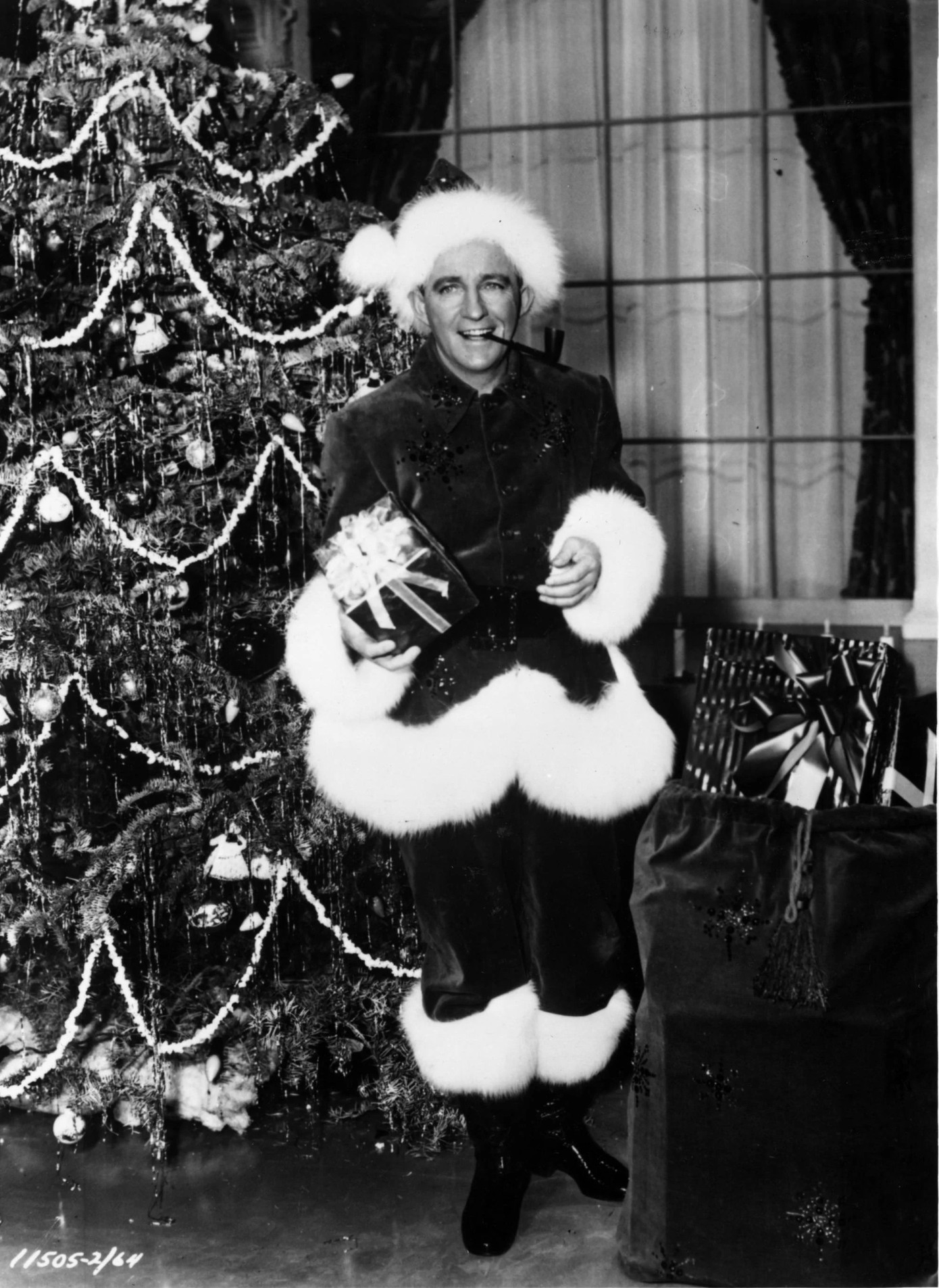 4. White Christmas (1942): Bài hát được ca sĩ hát rong Bing Crosby (1903-1977) hát lần đầu nhưng chỉ đến khi các nghệ sĩ như Michael Bublé, Frank Sinatra, Lady Gaga và Elvis Presley cover mới trở nên phổ biến. Bản ballad do nhạc sĩ huyền thoại Irving Berlin sáng tác cho bộ phim Holiday Inn, mang nội dung buồn. Theo Country Living, con trai ba tuần tuổi của Berlin qua đời vào ngày Giáng sinh và người ta tin rằng bài hát có thể là một lời tri ân dành cho cậu bé xấu số. Ca khúc thu về 400.000 USD/năm. Ảnh: Keystone.