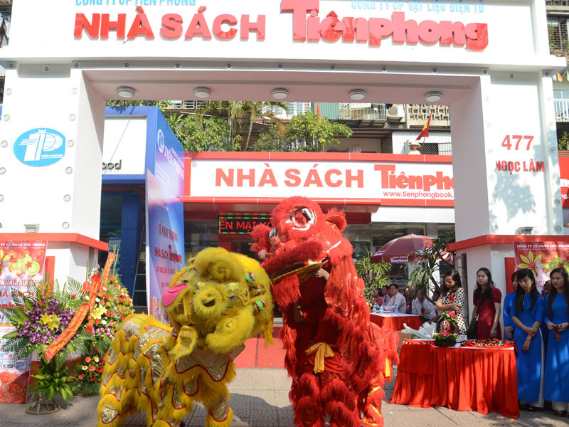 Múa lân chào mừng khai trương nhà sách