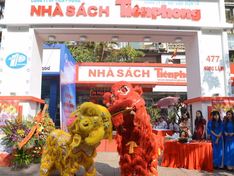 Múa lân chào mừng khai trương nhà sách
