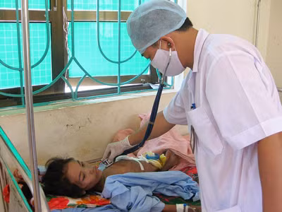 Bác sĩ Bệnh viện Lao khám bệnh và phát hiện bệnh nhân lao phổi. Ảnh: Ngọc Châu. Bác sĩ Bệnh viện Lao khám bệnh và phát hiện bệnh nhân lao phổi. Ảnh: Ngọc Châu