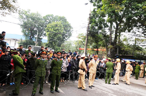 Gần 6h, công tác chuẩn bị cho phiên tòa được triển khai. Con đường dẫn đến tòa án được giăng dây thép gai và đặt biểm cấm. Nhiều người dân tỉnh Bắc Giang đến tòa án từ rất sớm Người nhà chủ tiệm vàng bên di ảnh của ba nạn nhân. Lê Văn Luyện được áp giải tới phiên tòa. Luyện bước xuống xe, được bảo vệ nghiêm ngặt. Bị cáo Luyện nhoài người ra sau tìm người thân. Các bị cáo tại phiên tòa (mặc áo xanh). Bố Luyện (bên trái) quay mặt sang nhìn con trai... Hàng trăm người dân tụ tập ngoài tòa án để theo dõi diễn biến phiên tòa.