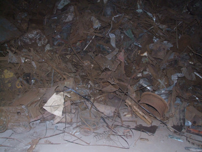 Nguyên liệu không phải đi từ quặng sắt mà là từ sắt thép phế thải, đã cắt một trong những công đoạn ô nhiễm nhất trong dây chuyền chế biến thép. Ảnh: QD. Nguyên liệu không phải đi từ quặng sắt mà là từ sắt thép phế thải, đã cắt một trong những công đoạn ô nhiễm nhất trong dây chuyền chế biến thép