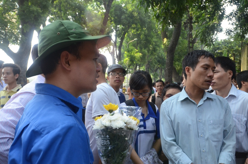 Những bạn sinh viên tình nguyện giúp mang hoa và đặt trong nhà Đại tướng