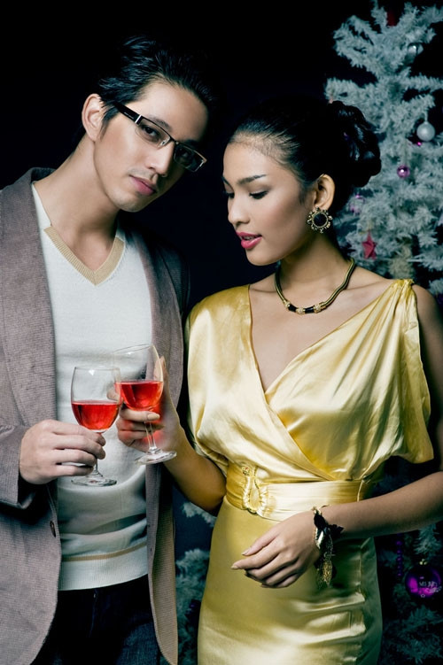 Hoàng Phi lịch lãm với vest bên cạnh Trúc Diễm vô cùng tươi tắn với đầm giáng sinh màu đỏ - đen. Trương Thị May thu hút với quần ngắn đi giày bốt cao cùng áo kiểu ấn tượng bên cạnh một Thành Nghiệp lịch lãm và có chút đỏm dáng với khăn choàng đầy cá tính. Kim Minh cá tính với kiểu áo liền quần và tạo điểm nhấn phong cách mùa giáng sinh với khăn choàng. Á hậu Trương Thị May nổi bật với đầm cổ chữ V màu vàng bên cạnh một Marcus đầy mạnh mẽ, nam tính với gu trang phục áo thun cổ chữ V mặc cùng quần jeans khoác hờ vest. Vẫn phong cách gợi cảm nhưng sang trọng, á hậu Trương Thị May khoe bờ vai thon với kiểu đầm cúp ngực bên cạnh một Hoàng Phi phong cách với áo sơ mi quần tây kết hợp với khăn choàng. Kim Minh - Hoàng Phi ăn ý với kiểu trang phục cùng make-up ấn tượng trong mùa giáng sinh. Một chút sắc trắng nhẹ nhàng thanh thoát như những hạt tuyết phương Tây mùa giáng sinh, siêu mẫu Kim Minh cùng Dù với trang phục nào thì chiếc khăn choàng cổ vẫn có thể hiện diện cùng bạn trong suốt mùa đông này.