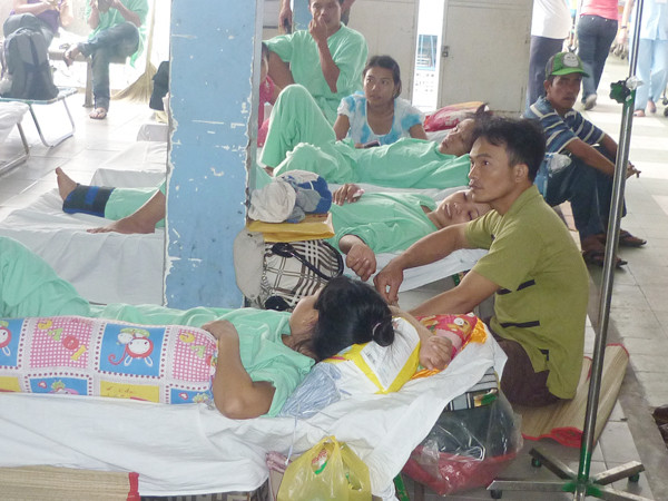 Điều trị cho bệnh nhân ở hành lang, cầu thang là chuyện thường ngày tại BV Chấn thương chỉnh hình TPHCM - ảnh chụp sáng 28-11. Ảnh: L.N