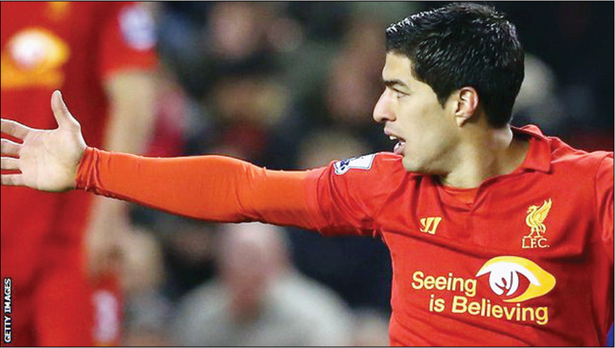 Suarez đứng ngồi không yên tại Anfield. ảnh: GETTY IMAGES