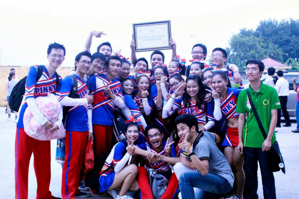 Lê Minh Chiến cùng đội tuyển Cheerleading ĐH Ngoại thương
