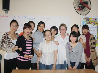 Giáo sư Lennon và sinh viên lớp Visk trong ngày giảng đường mất điện