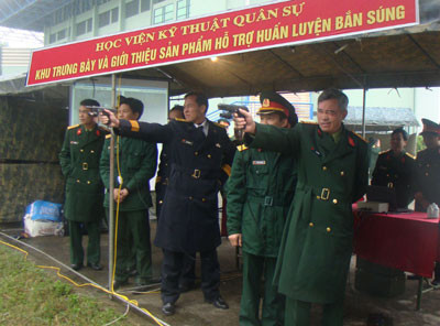Cán bộ dự lớp tập huấn quân sự toàn quân năm 2013 tham quan, bắn thử sản phẩm