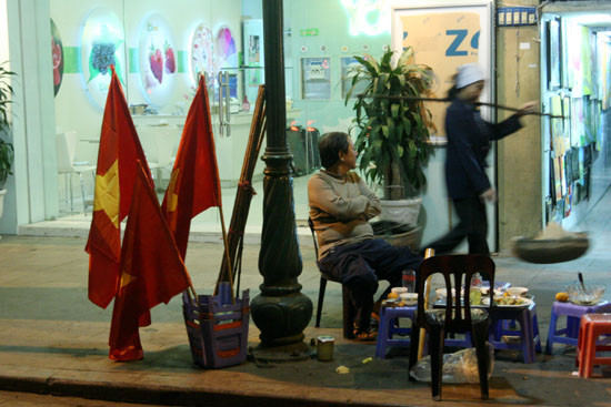 Người có nhà mặt phố, kiếm thêm với vẻ thanh thản, ơ hờ.