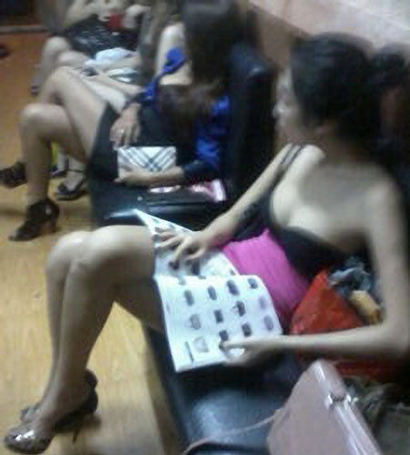 Những “lady” trước giờ tiếp khách tại quán Jee, đường Phạm Ngũ Lão, Q.1, TPHCM - Ảnh: M.Thương (Tuổi Trẻ). Những “lady” trước giờ tiếp khách tại quán Jee, đường Phạm Ngũ Lão, Q.1, TPHCM - Ảnh: M.Thương (Tuổi Trẻ)