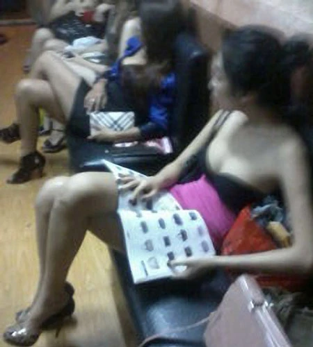 Những “lady” trước giờ tiếp khách tại quán Jee, đường Phạm Ngũ Lão, Q.1, TPHCM - Ảnh: M.Thương (Tuổi Trẻ)