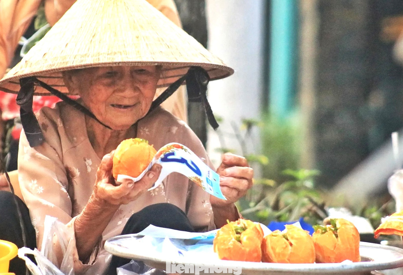 Dù tuổi đã cao song cụ Nguyễn Thị Ngang vẫn làm việc giúp đỡ người khó khăn Dù tuổi đã cao song cụ Nguyễn Thị Ngang vẫn làm việc giúp đỡ người khó khăn