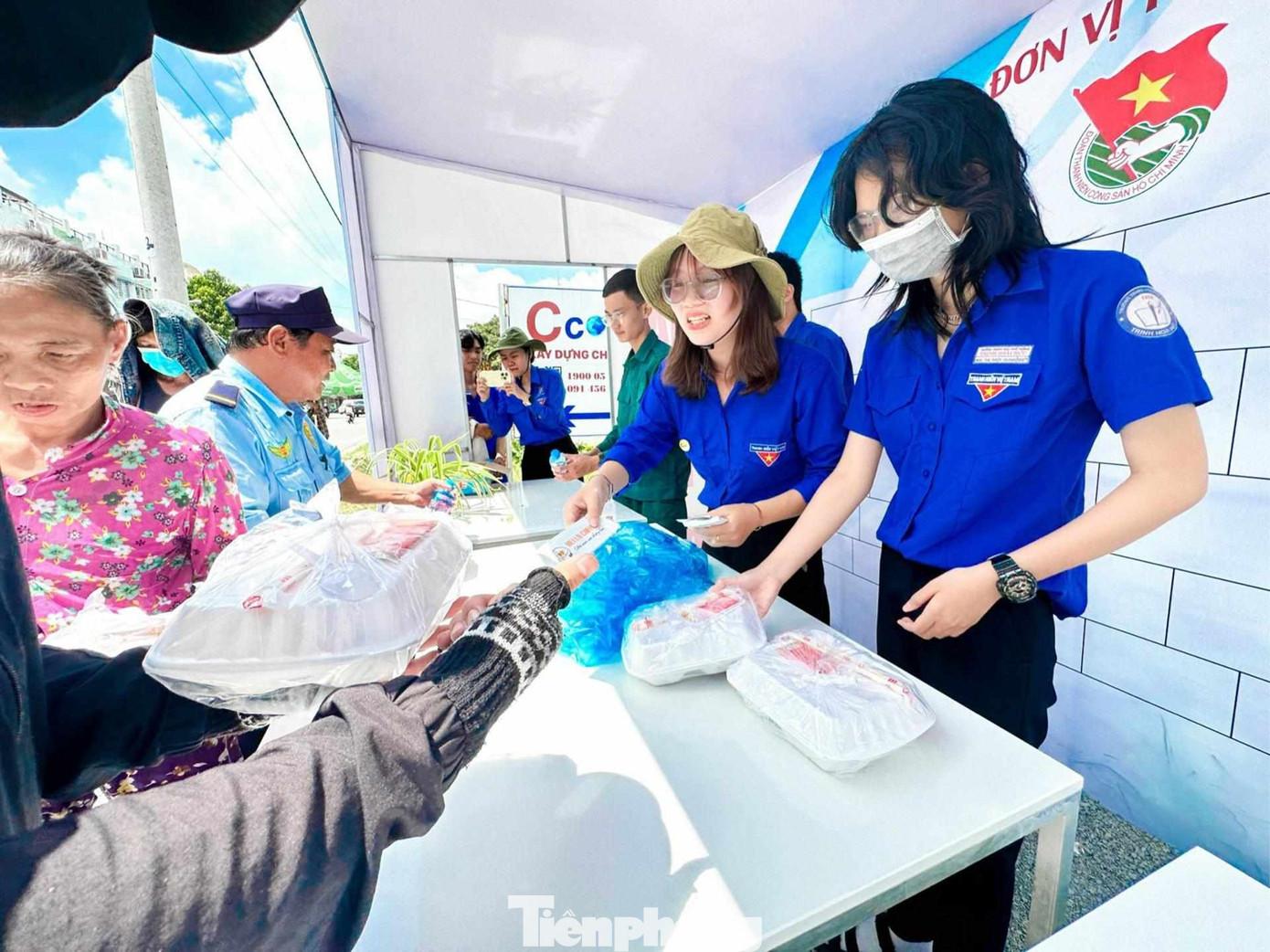 Người lao động khó khăn được nhận cơm miễn phí Người lao động khó khăn được nhận cơm miễn phí