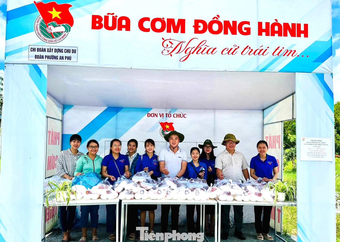Đoàn viên thanh niên phát cơm miễn phí cho người lao động khó khăn ở Bình Dương Đoàn viên thanh niên phát cơm miễn phí cho người lao động khó khăn ở Bình Dương