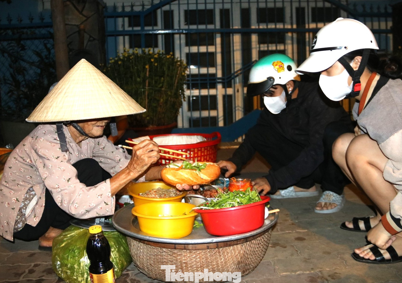 Gánh bánh mì lúc rạng sáng của cụ Nguyễn Thị Ngang Gánh bánh mì lúc rạng sáng của cụ Nguyễn Thị Ngang