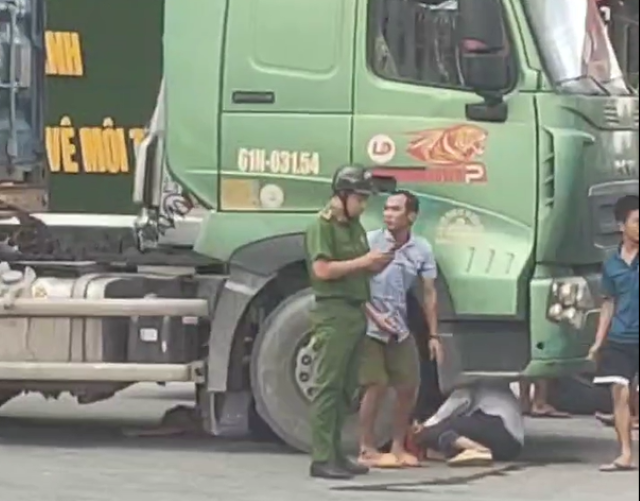 Công an khám nghiệm hiện trường