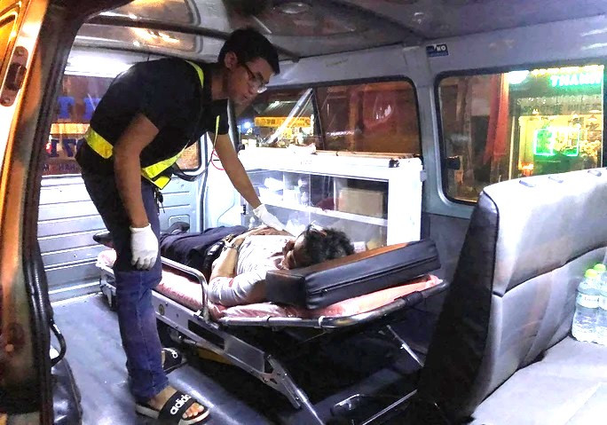 Anh Lê Anh Tuấn lái xe cấp cứu miễn phí hỗ trợ người gặp tai nạn trên đường.