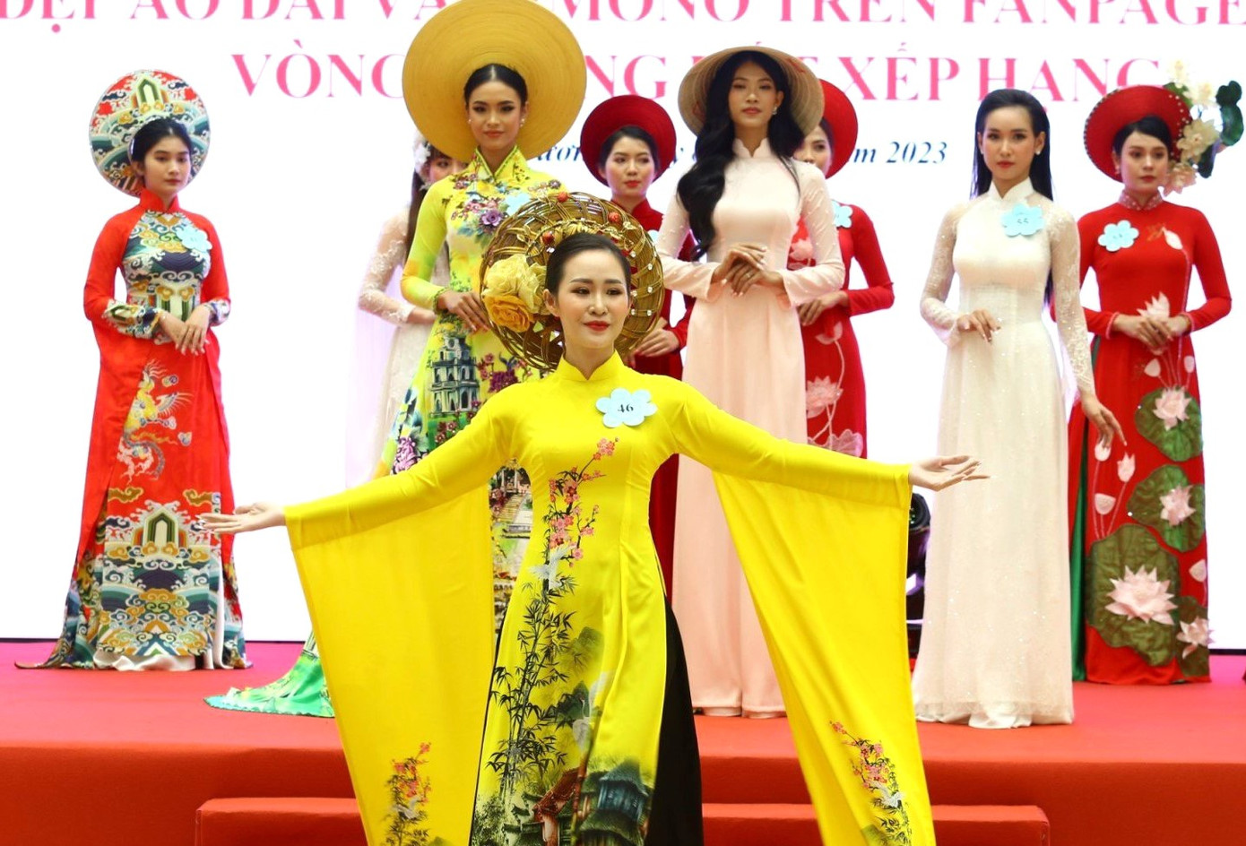 Phụ nữ Bình Dương trình diễn áo dài truyền thống một trong những chương trình do Hội LHPN tỉnh Bình Dương tổ chức Phụ nữ Bình Dương trình diễn áo dài truyền thống một trong những chương trình do Hội LHPN tỉnh Bình Dương tổ chức