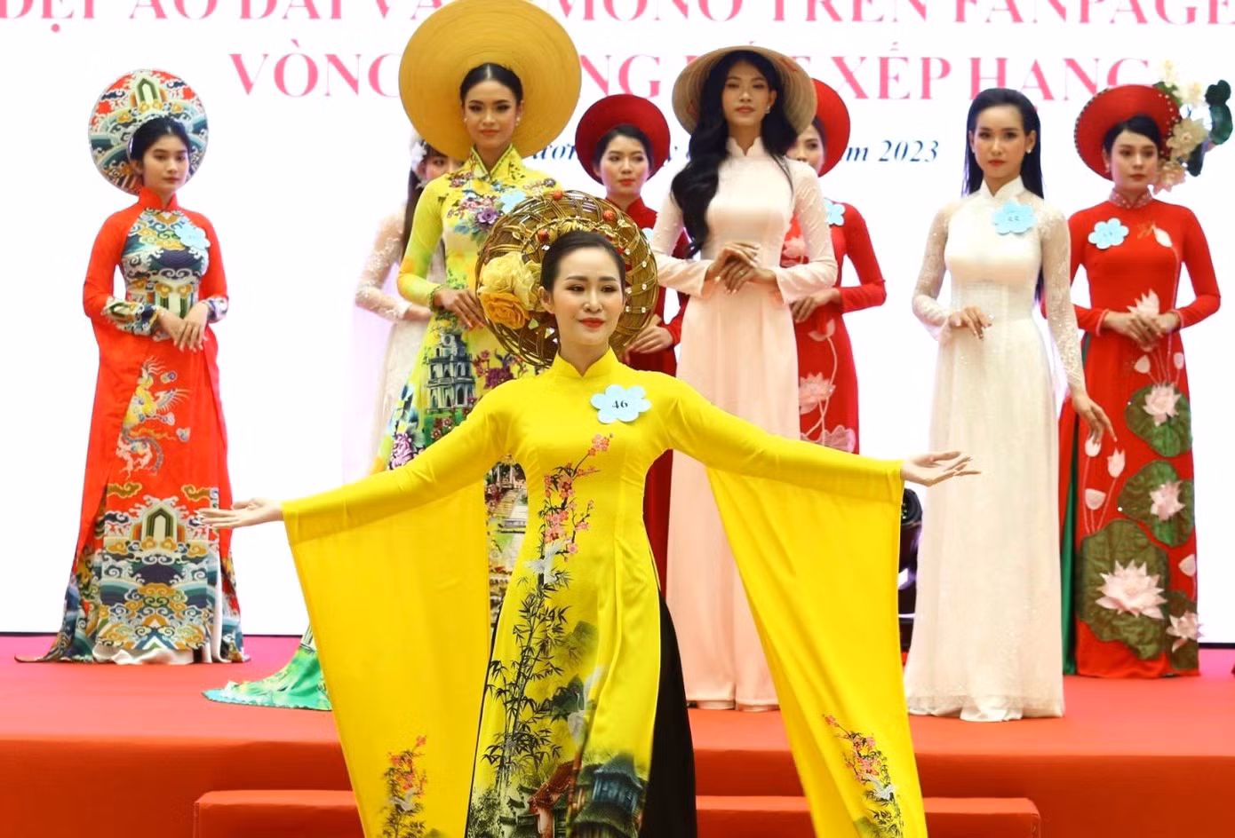 Phụ nữ Bình Dương trình diễn áo dài truyền thống một trong những chương trình do Hội LHPN tỉnh Bình Dương tổ chức Phụ nữ Bình Dương trình diễn áo dài truyền thống một trong những chương trình do Hội LHPN tỉnh Bình Dương tổ chức