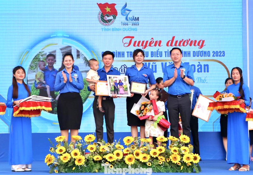 Tuyên dương "Gia đình trẻ tiêu biểu"