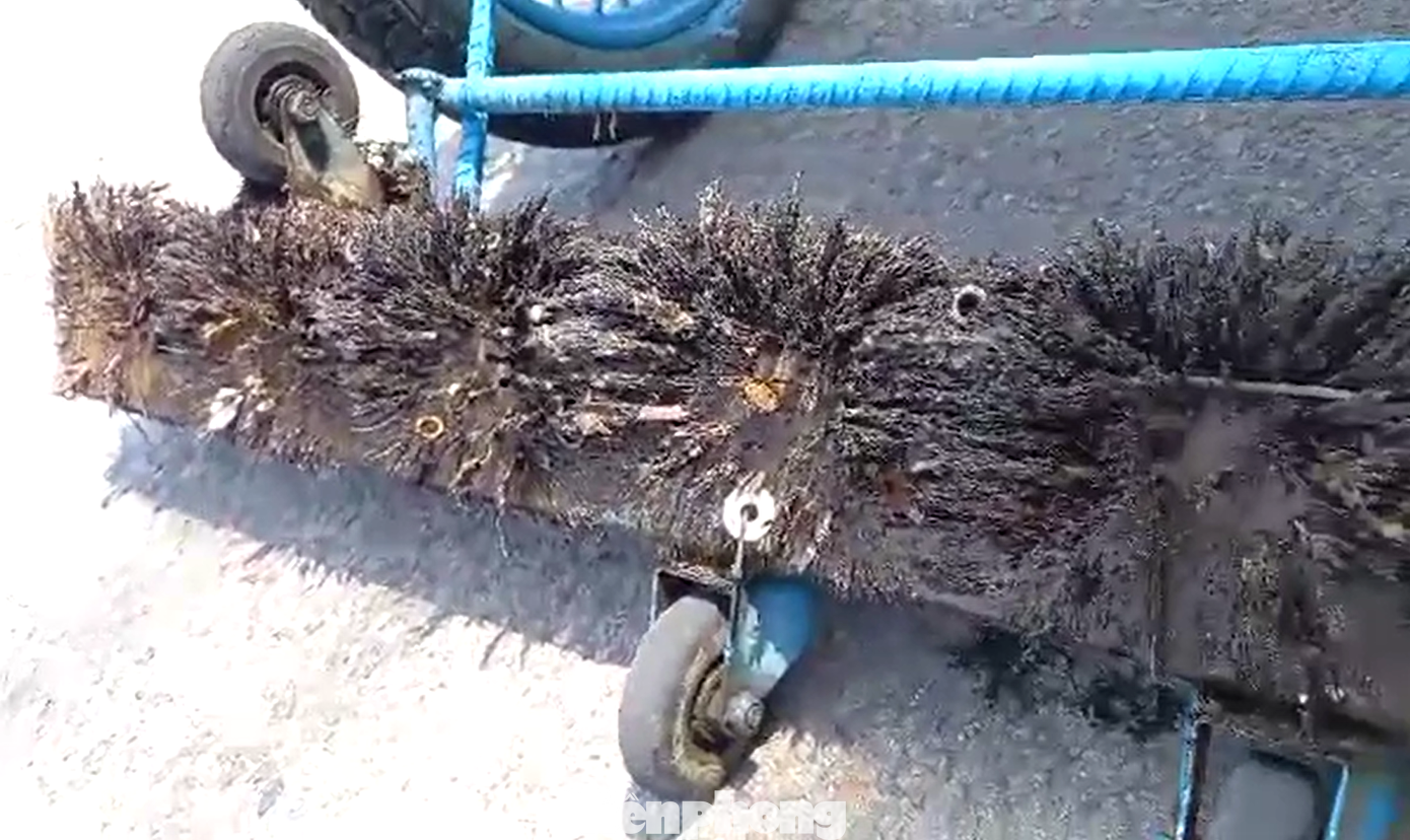 Chiếc xe hút đầy đinh, kim loại trên đường