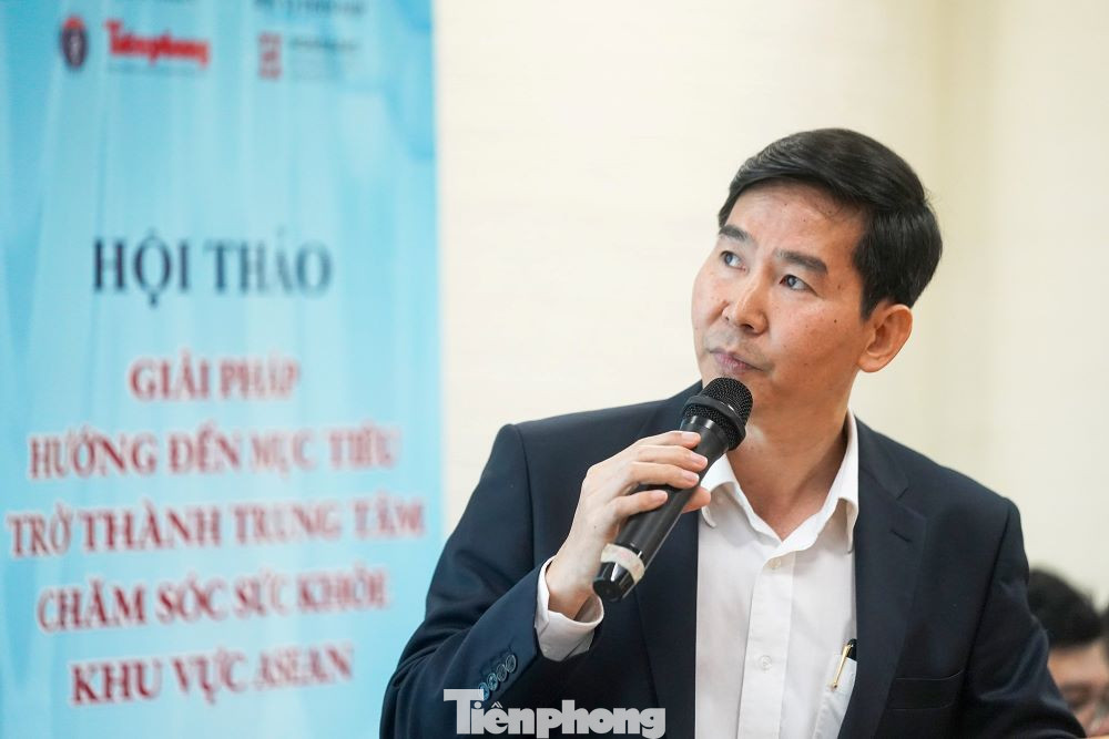 PGS.TS.BS Lâm Việt Trung – Phó Giám đốc Bệnh viện Chợ Rẫy TPHCM trình bày tham luận PGS.TS.BS Lâm Việt Trung – Phó Giám đốc Bệnh viện Chợ Rẫy TPHCM trình bày tham luận