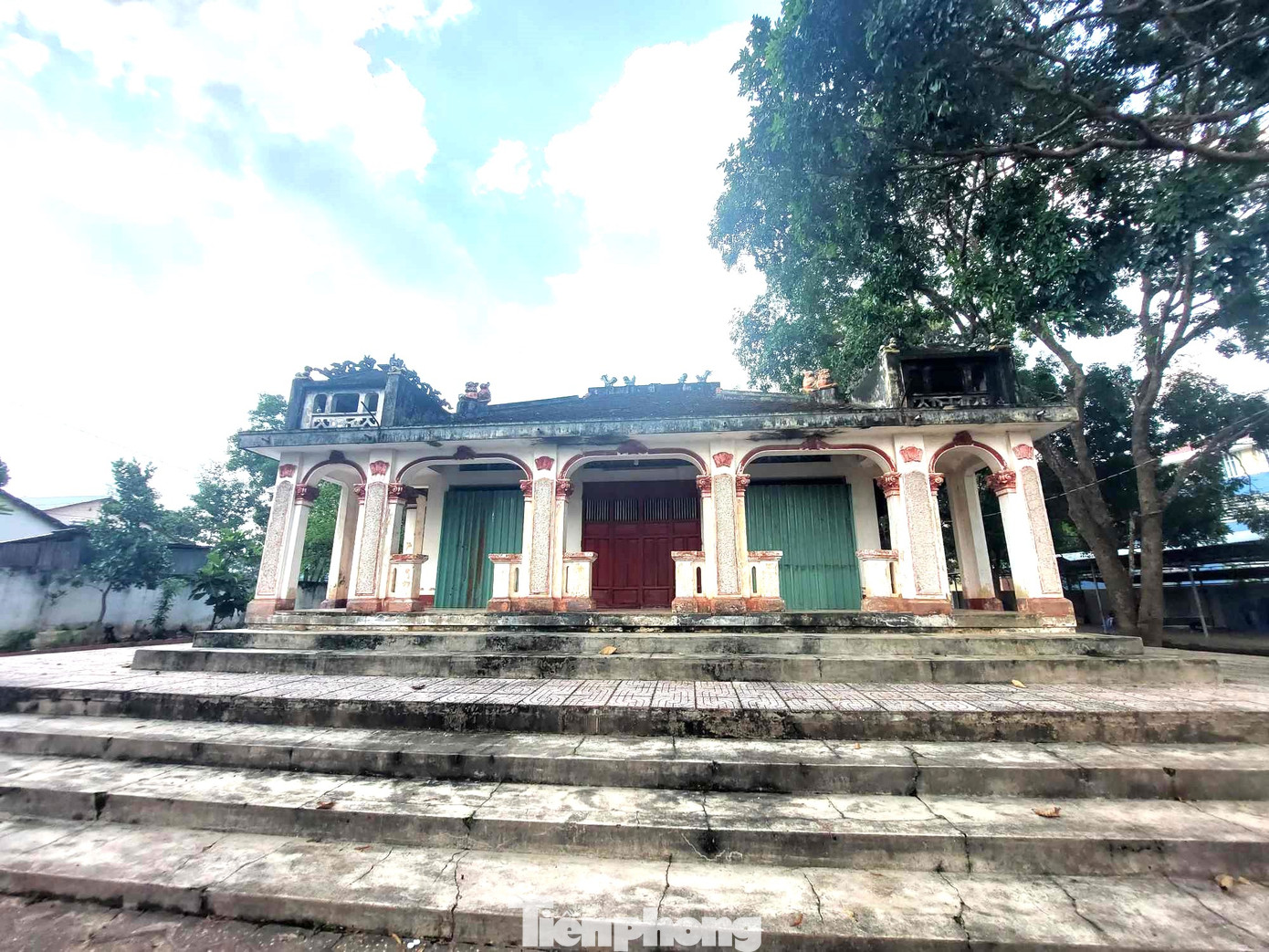 Lối chính điện của ngôi đình