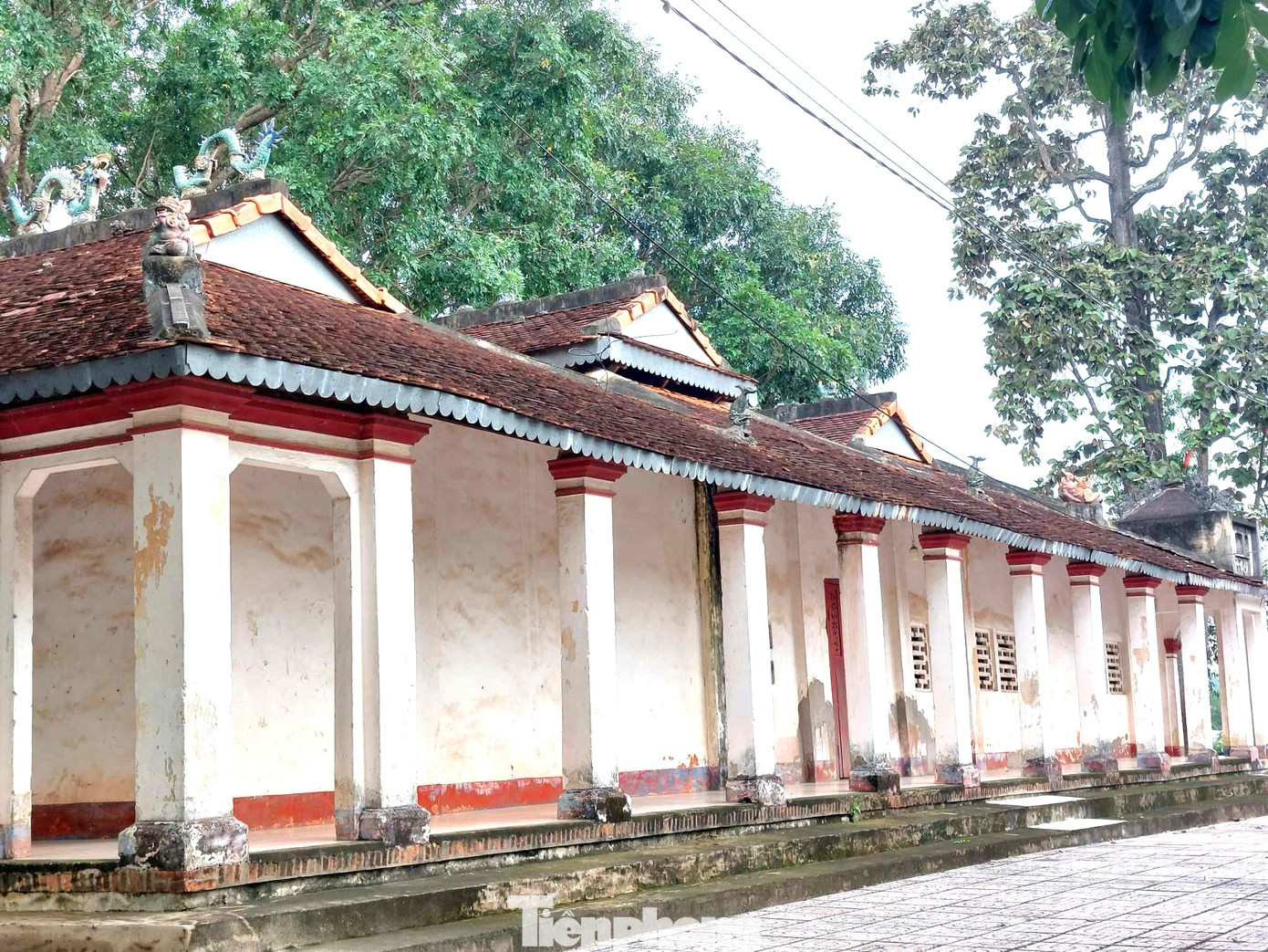 Về tổng quan ngôi đình được làm bằng gỗ, có lối kiến trúc hình chữ tam, dân gian gọi là đình ba nóc.