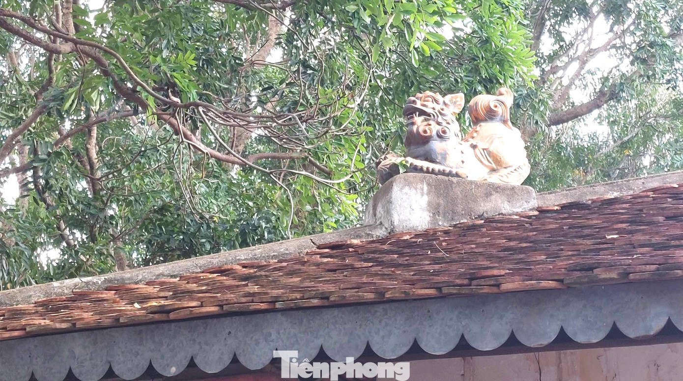 Mái đình được trang trí hình lưỡng long tranh chầu, ở các gác mái trang trí hình Kim Kê.