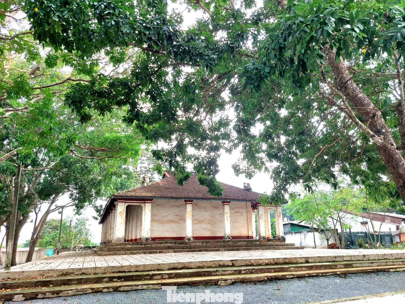 Khung cảnh bình yên tại ngôi đình cổ Tương Hiệp.