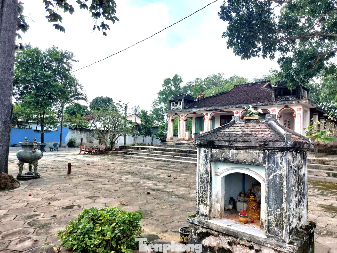 Đình chính gồm các hạng mục như Đông lang, Tây lang, tiền điện, trung điện và hậu điện, bên cạnh còn có các cây dầu đã có từ khi xây dựng đình.