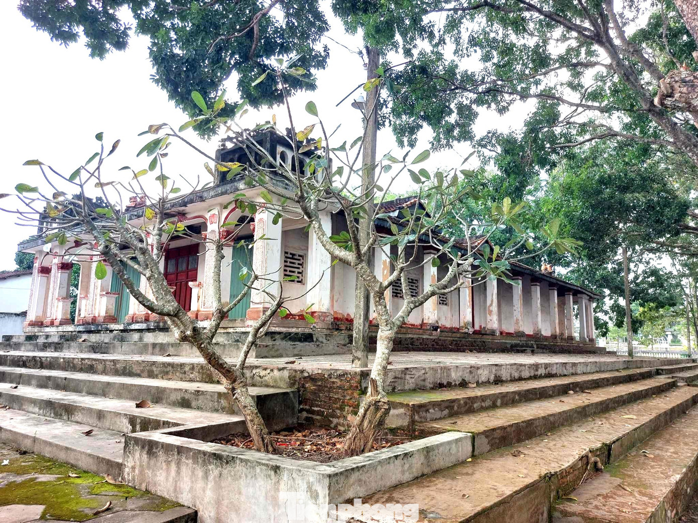 Cổng chính vào đình được xây dựng theo kiểu cổng tam quan bằng gạch xi măng, các hạng mục kiến trúc từ ngoài vào trong gồm hệ thống cổng, tường, bình phong điền, miếu thờ ngũ hành và sơn quan (ở hai bên là tả hữu, miếu bà, khu chánh điện, khu tiếp khách).