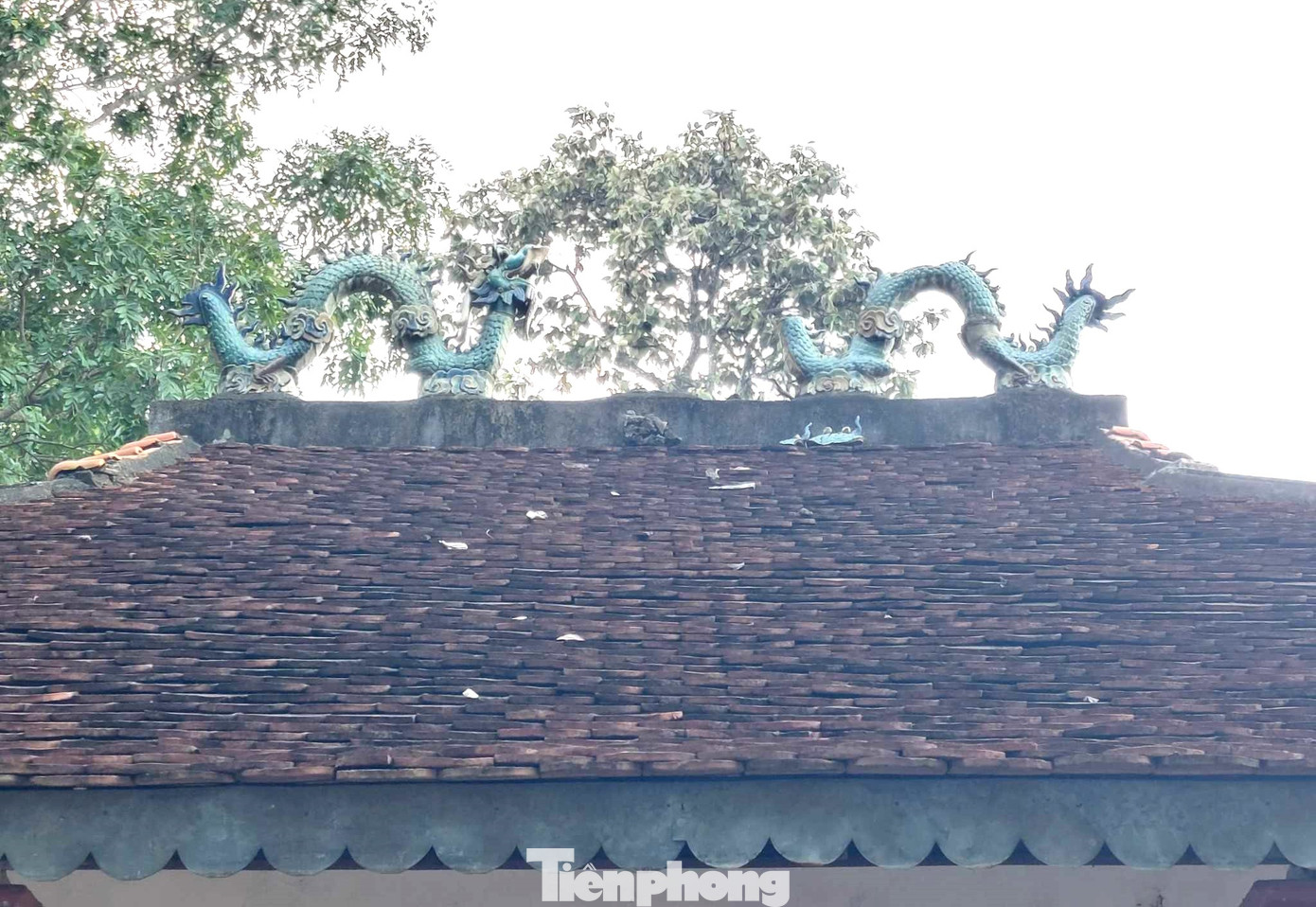 Mái đình được trang trí hình lưỡng long tranh chầu, ở các gác mái trang trí hình cá hóa rồng.