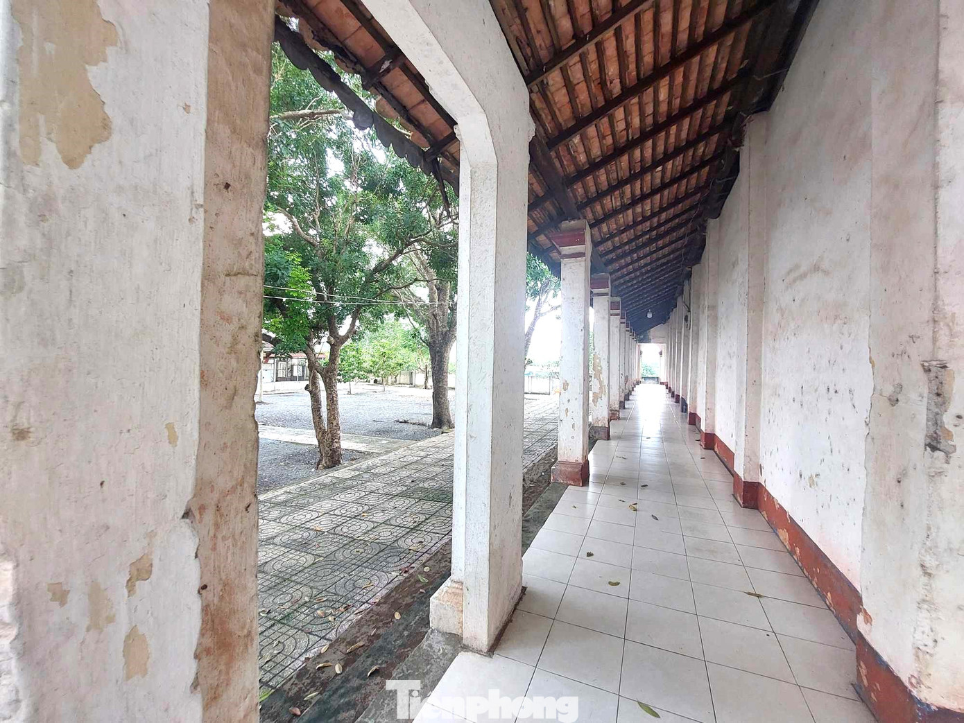 Mái đình được lợp bằng ngói vảy cá, trải qua nhiều mưa nắng nên mái ngói trong rất cổ kính.