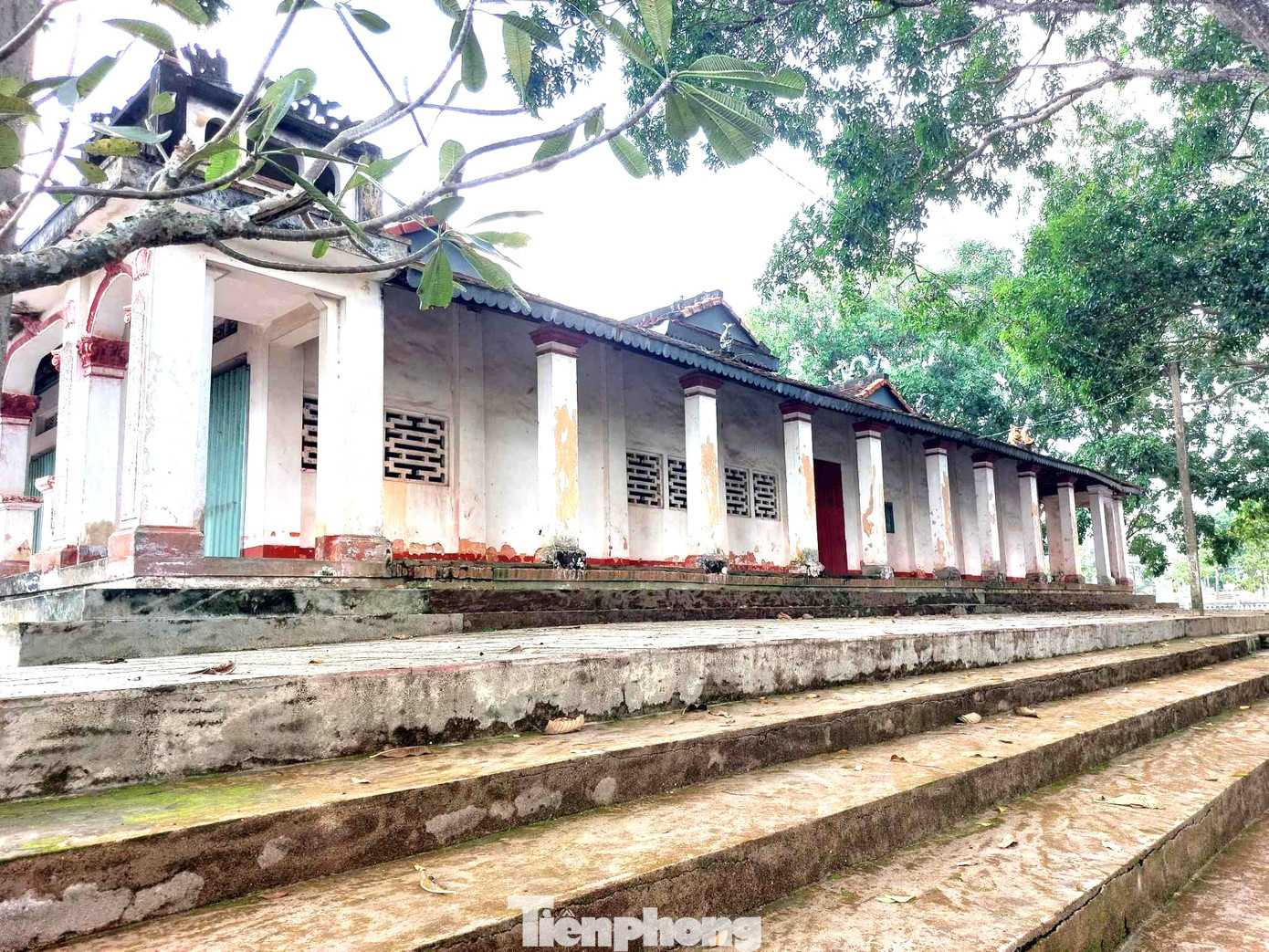 Đình Tương Hiệp là một trong số 126 ngôi đình trên địa bàn tỉnh Bình Dương, do cư dân người Việt tạo lập vào khoảng năm 1883, được vua triều Nguyễn ban sắc phong và niên hiệu Khải Định năm thứ 9 (1924).