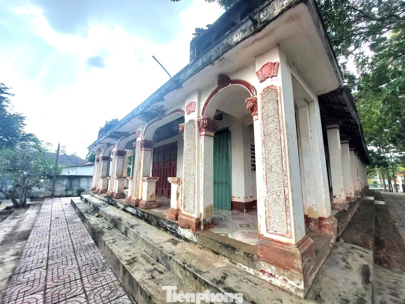 Bên trong chánh điện có trang trí đường diềm hoa lá, thể hiện sự ảnh hưởng kết hợp giữa nét nghệ thuật trang trí Pháp và nét kiến trúc du nhập thời bấy giờ.